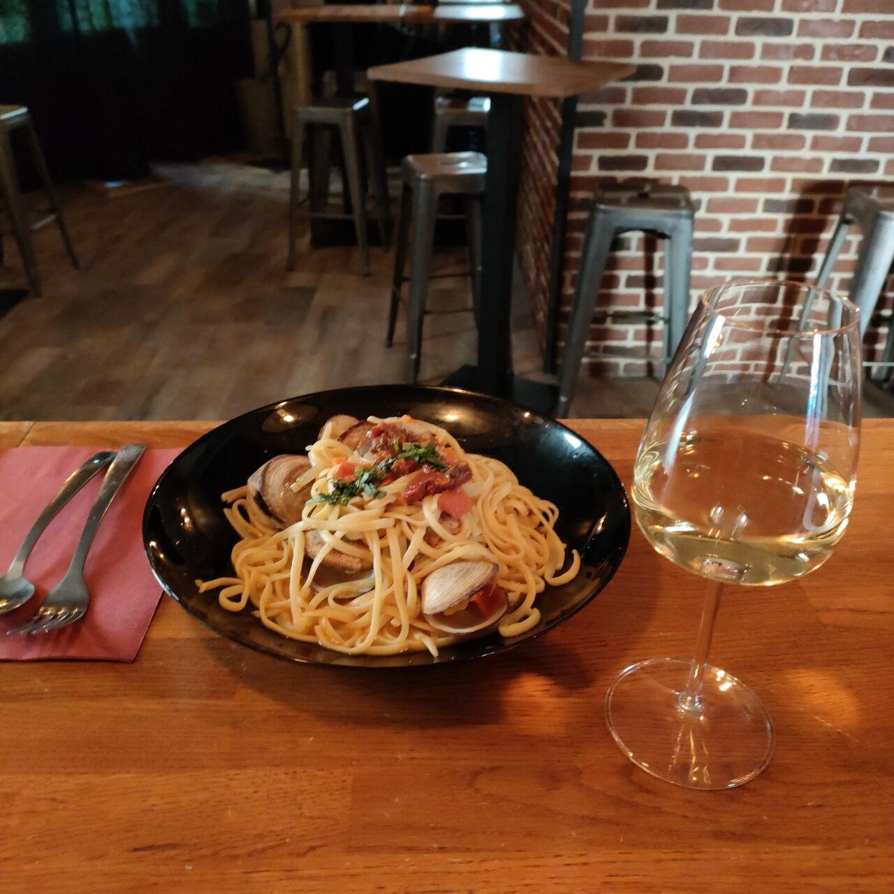 Linguine aux amandes de mer et son verre de Roussette Altesse domaine Ravier