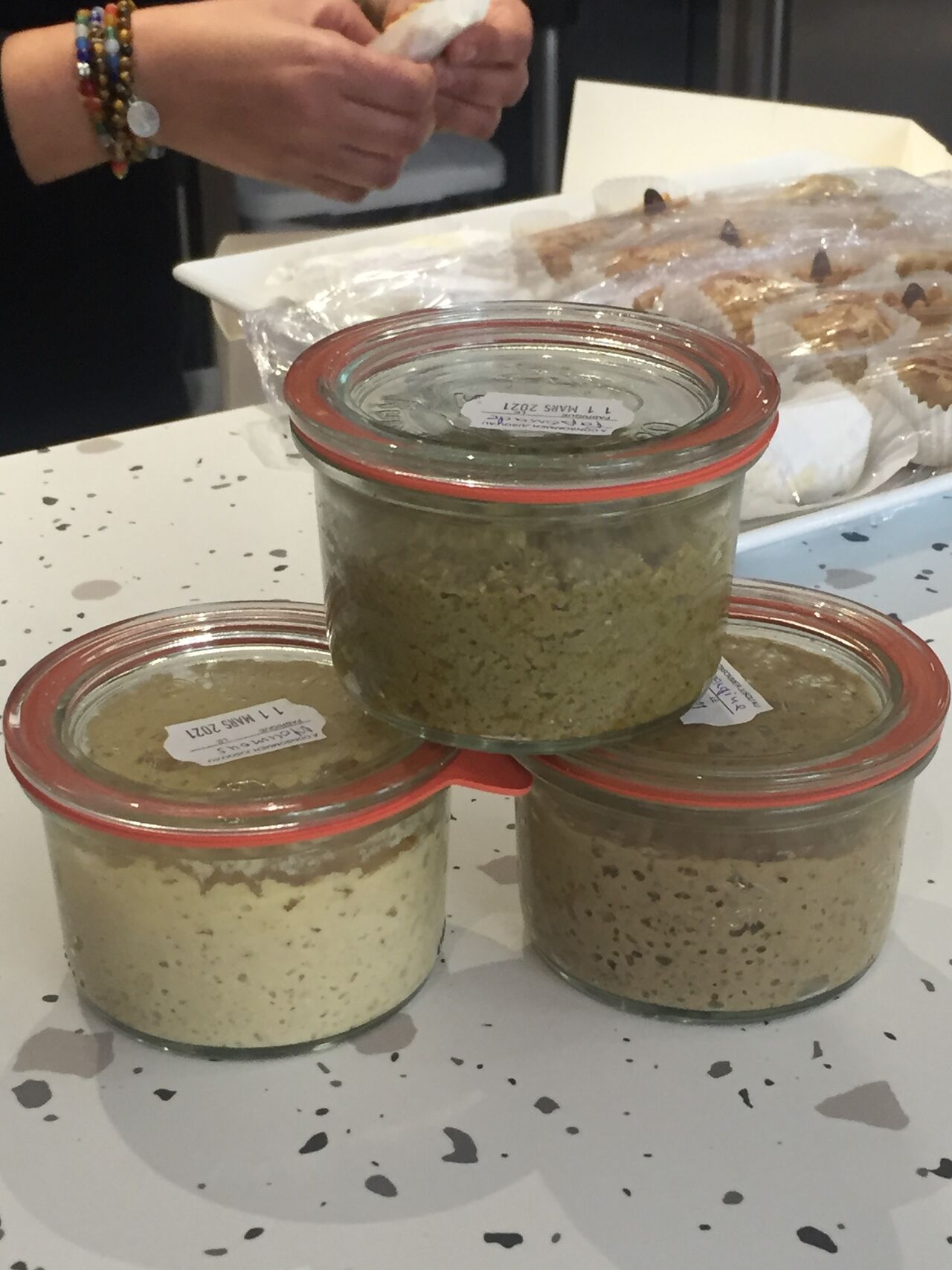 bocal de 100gr de Hommos ou tapenade ou caviar d'aubergines ou poivrons grillés : 3.60€
quatuor 12€