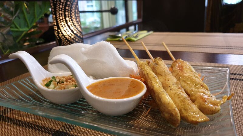 Sate-Spießchen mit Hähnchenbrust an fruchtigen Gurkenrelish und hausgemachter Erdnuss-Kokos-Soße.