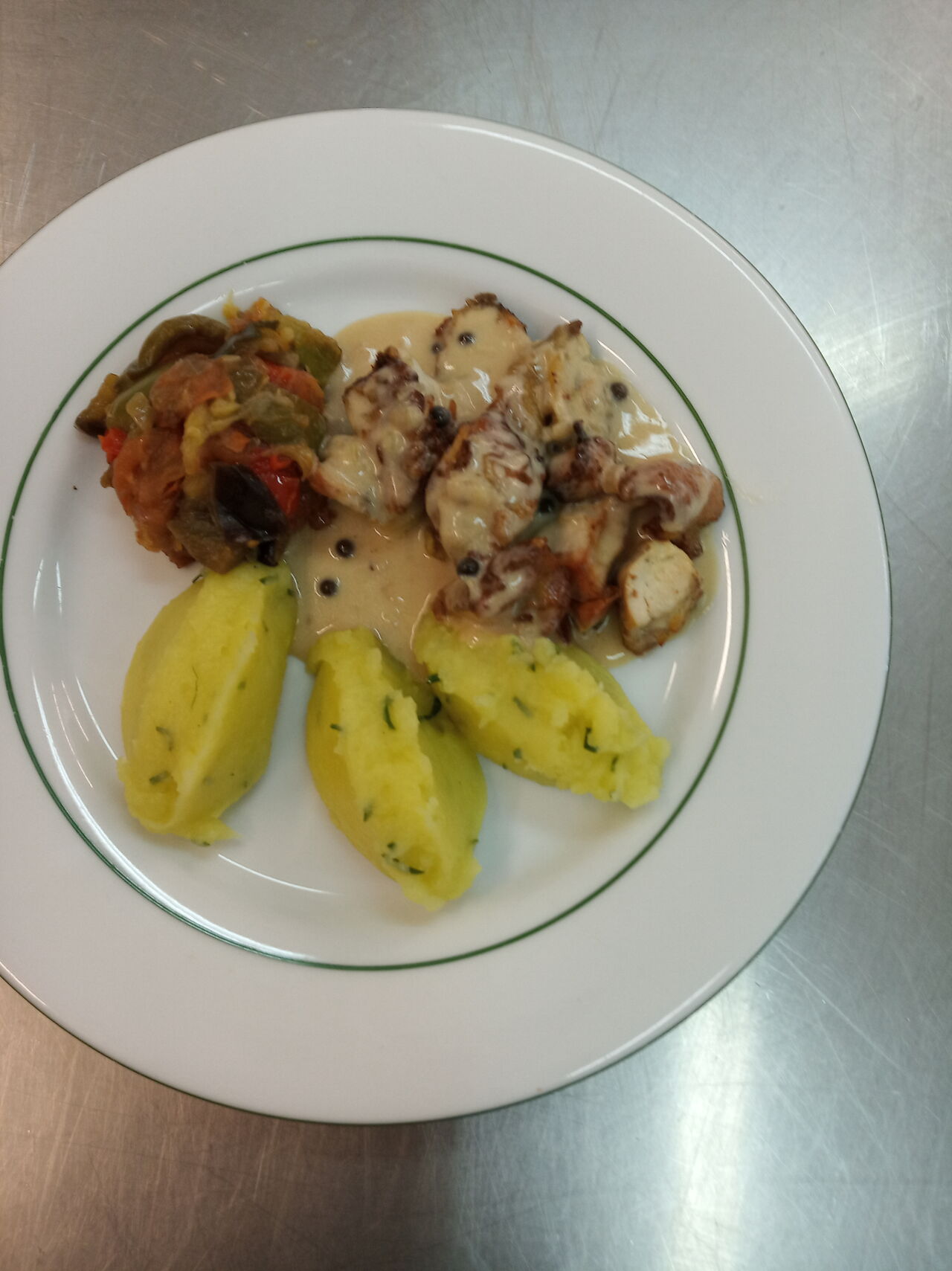 volaille au poivre vert écrasé de pomme de terre, Ratatouille niçoise assiette réalisée par les stagiaires de l ulvh