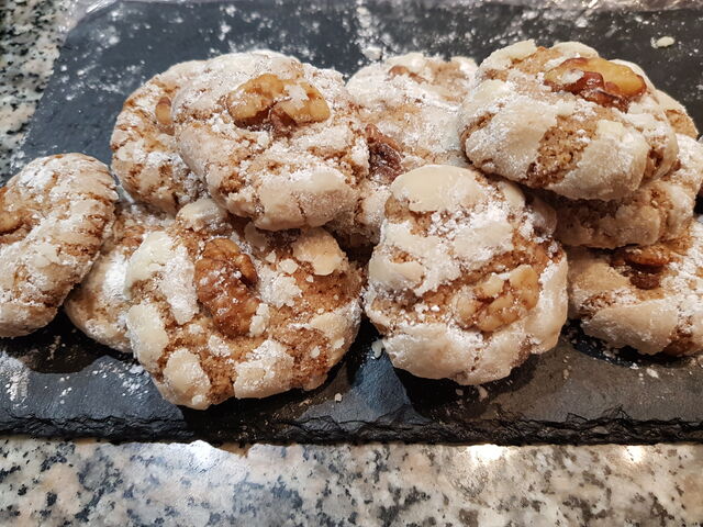 GHRIBA NOIX
OEUFS,NOIX,SUCRE,FLEUR D'ORANGER
1,5 EURO/PIECE.40 EUROS LE KILO SUR COMMANDE