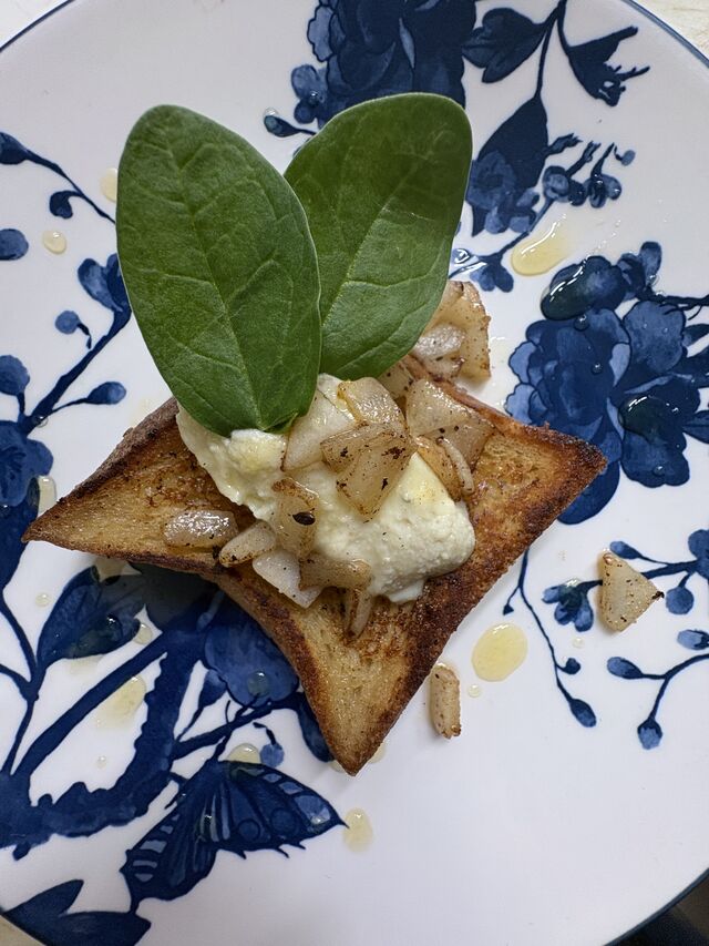 FRANCE TOAST CON ROQUEFORT, GLASSA AL MIELE E NESPOLE