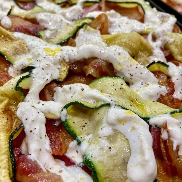 Zucchine, pancetta croccante e stracciatella di burrata