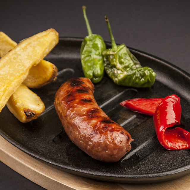 Chorizo criollo a la parrilla con patatas gajo y pimientos.