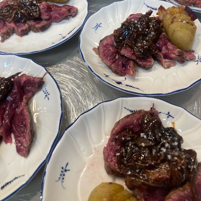 Émincé d’onglet à l’échalote pomme de terre Hasselback