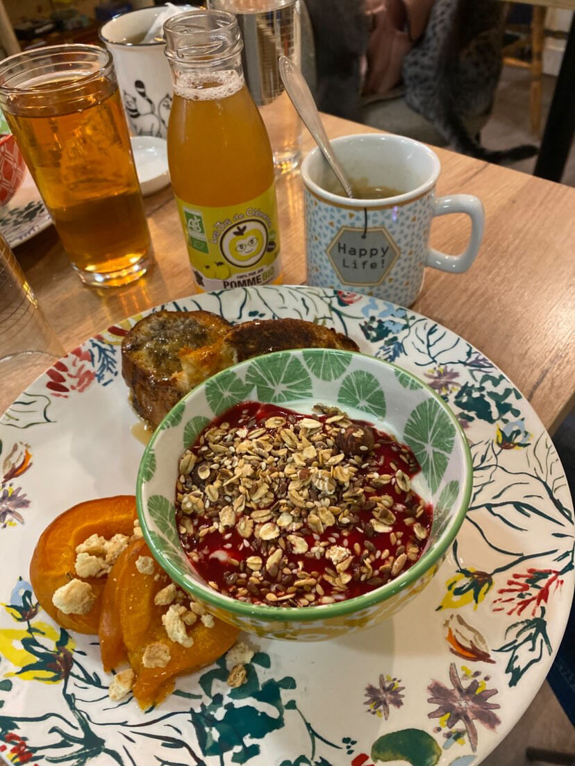 Le brunch le plus inattendu de Brive – tartes maison et félins en vadrouille