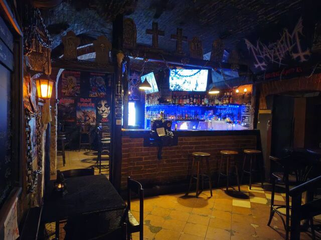 Pohled od sálu na bar