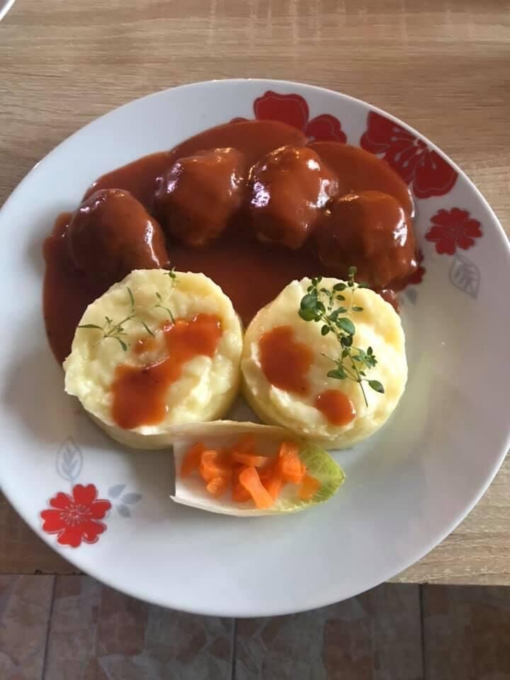 Chifteluțe marinate cu cartofi piure