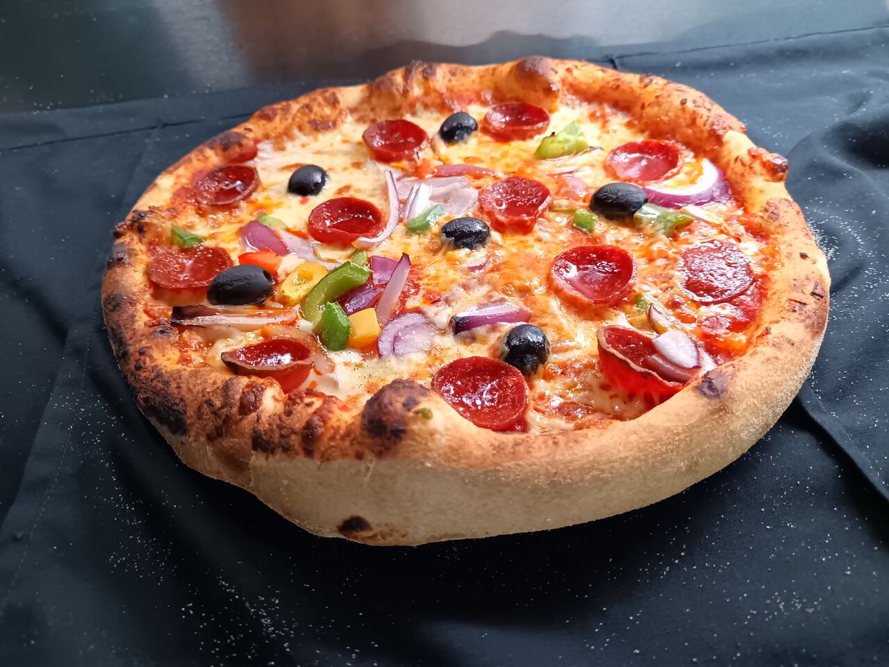 L'andalouse: base tomate,Mozzarella,chorizo,oignons rouges,poivrons,olives noir 16.50 €