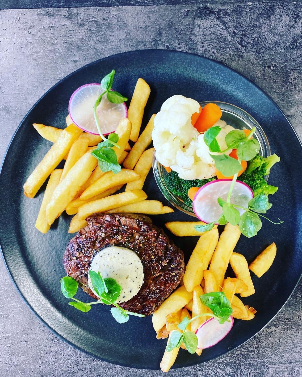 Polędwica z warzywami gotowanymi i frytkami 