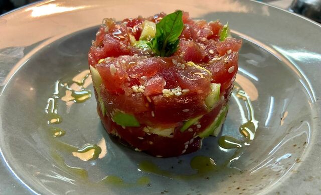 Tartare di salmone con avocado, mela verde, sesamo e lime