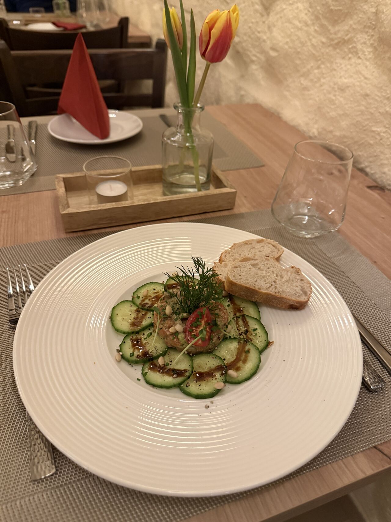 Lachstatar auf Gurkencarpacchio