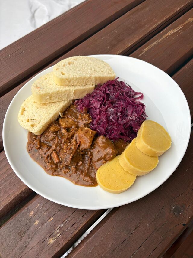 Vepřové výpečky s červeným zelím a variací knedlíků