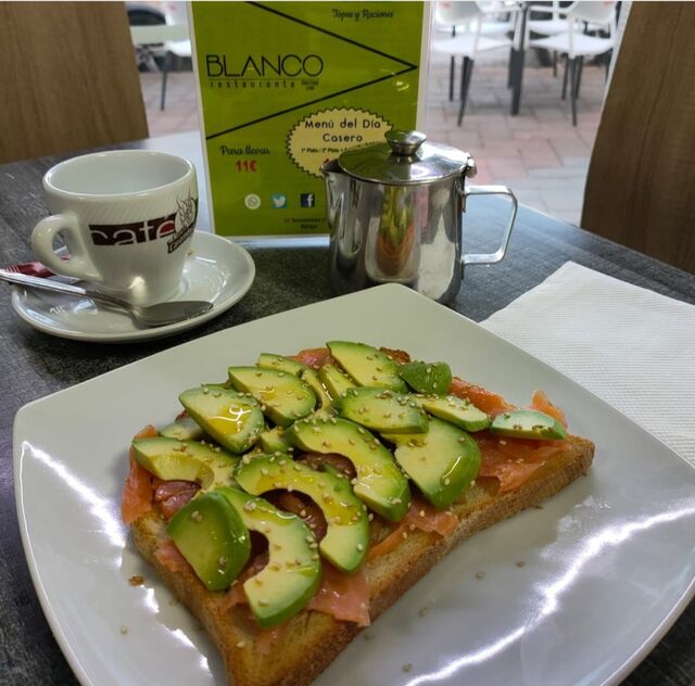 Tostada con salmón aguacate y sésamo