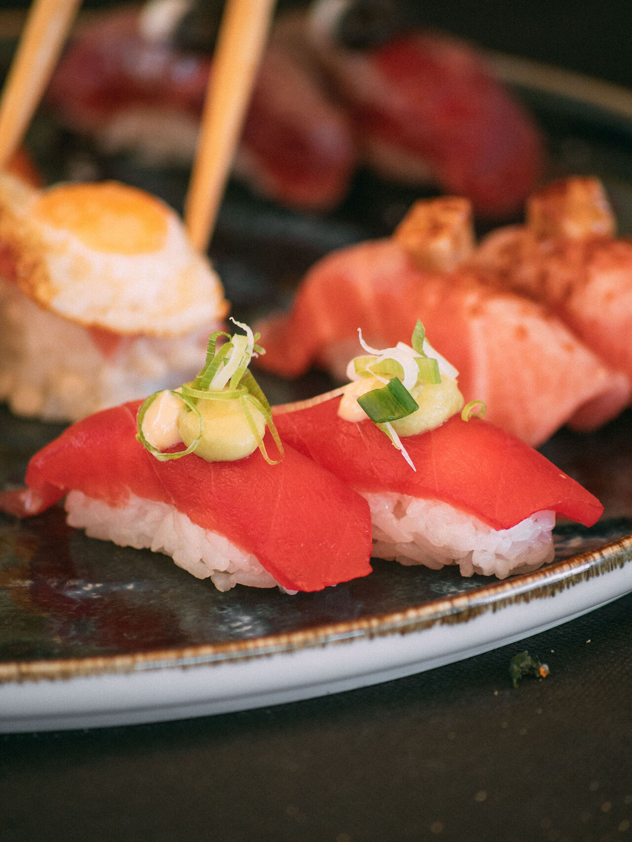Nigiri de atún, crema de aguacate y ponzu