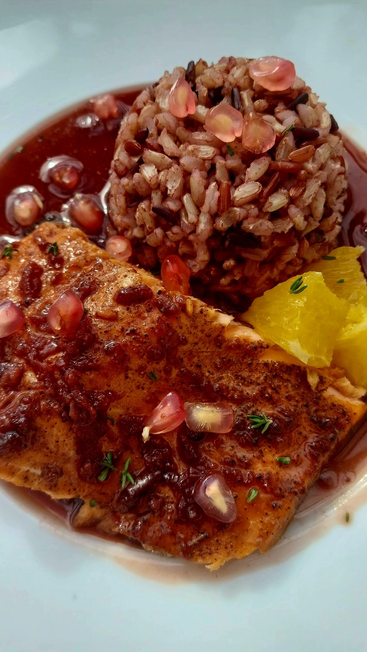 Truite aux oranges et sauce grenade, riz de Camargue