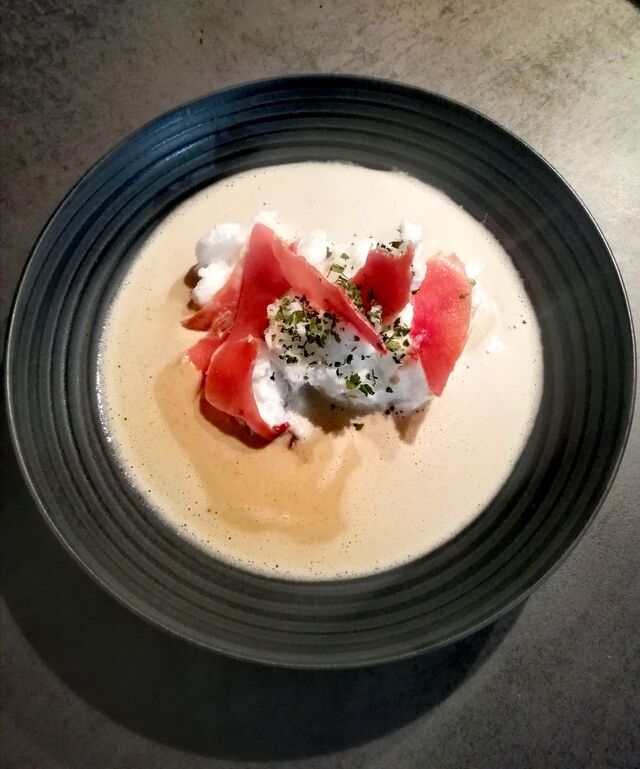 Oeufs en neige salés, jambon Serano, crème aux cèpes