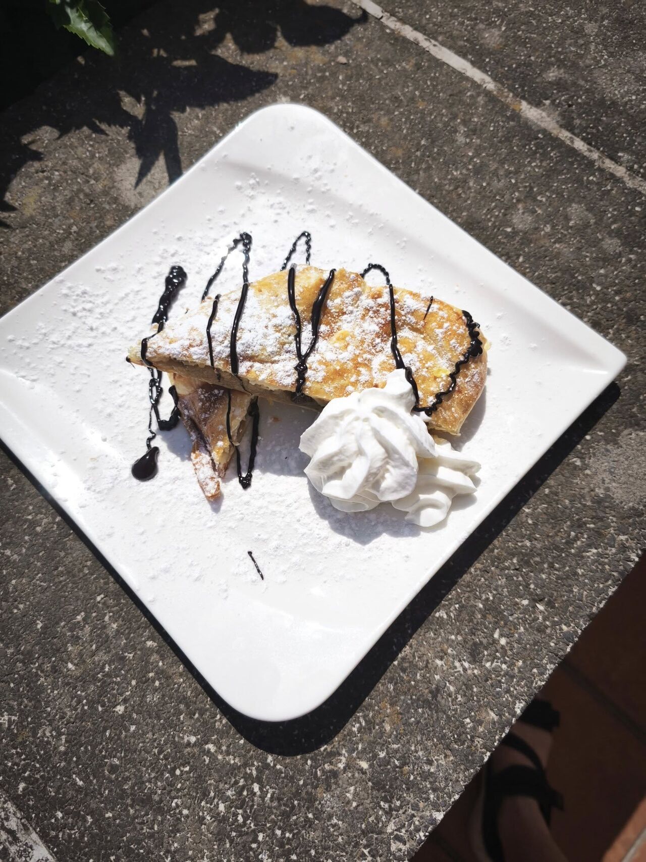 Jablečný štrůdl se šlehačkou ☺️