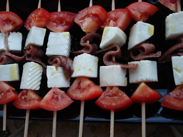 surtido de brochetas frias