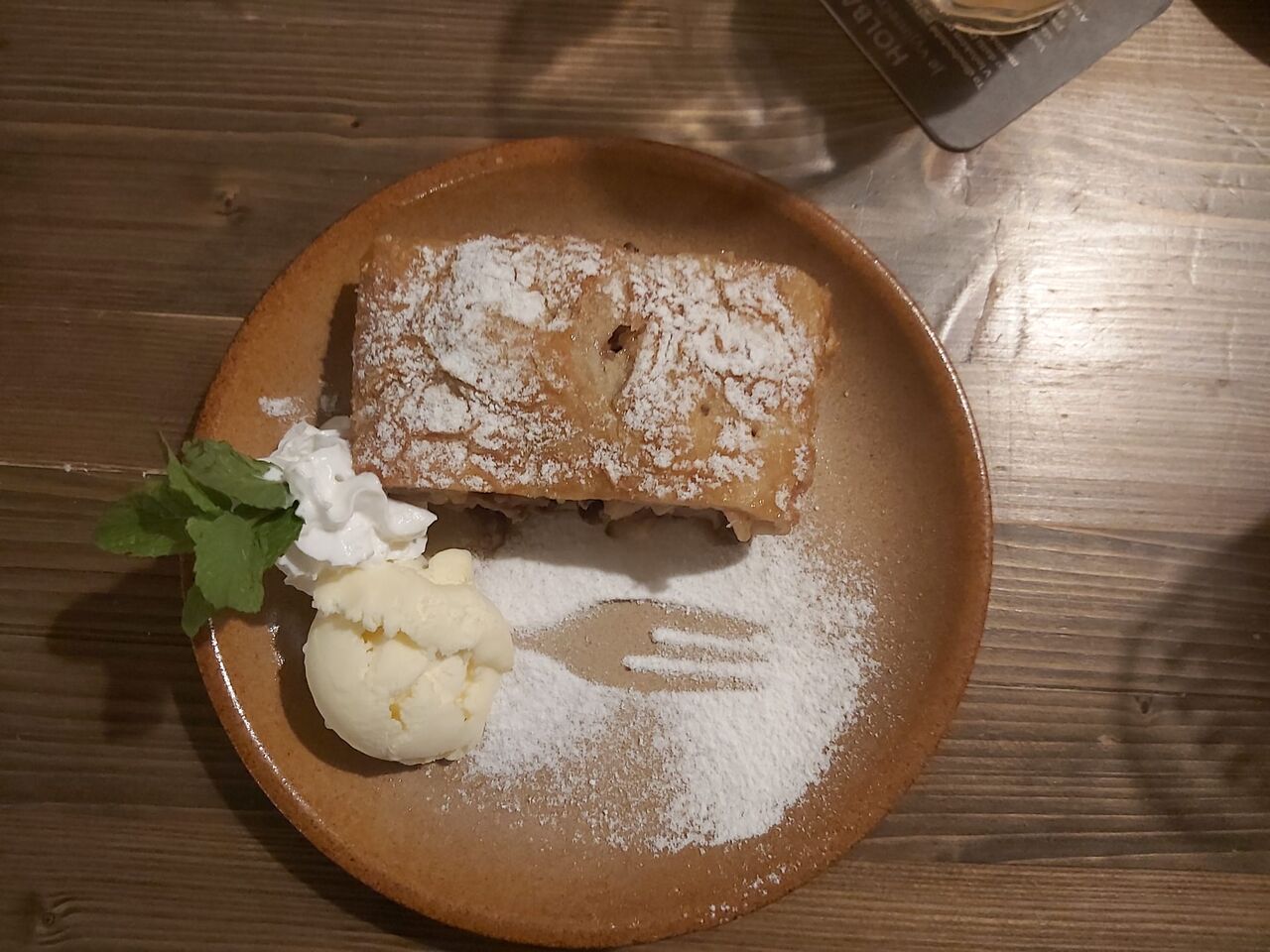 Jablečný závin s vanilkovou zmrzlinou