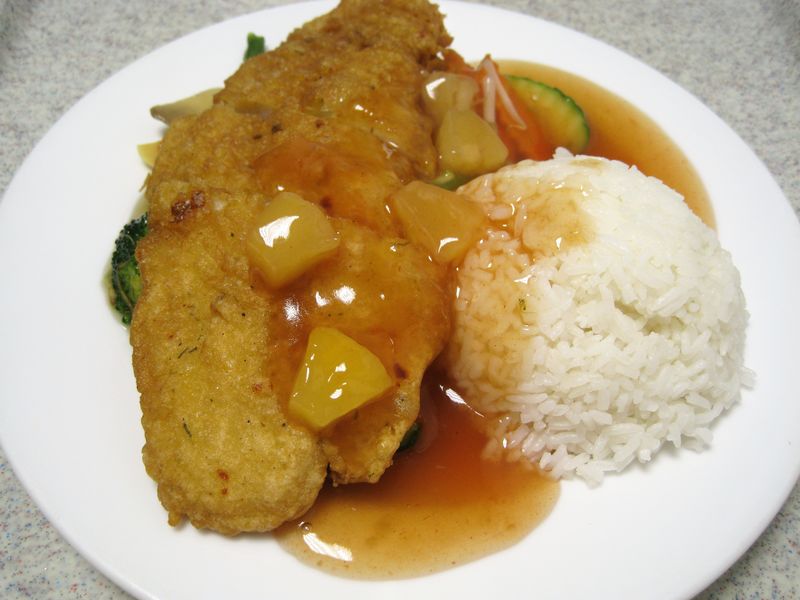 Gebackene Fischfilet mit Süß-sauer, Pikant, Thai Curry oder Erdnuss Sauce