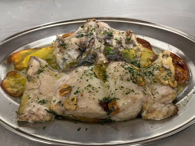 Cogote de merluza con refrito de ajos y patatas panaderas