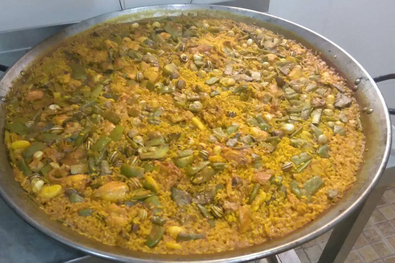 Paella con caracoles y alcachofas