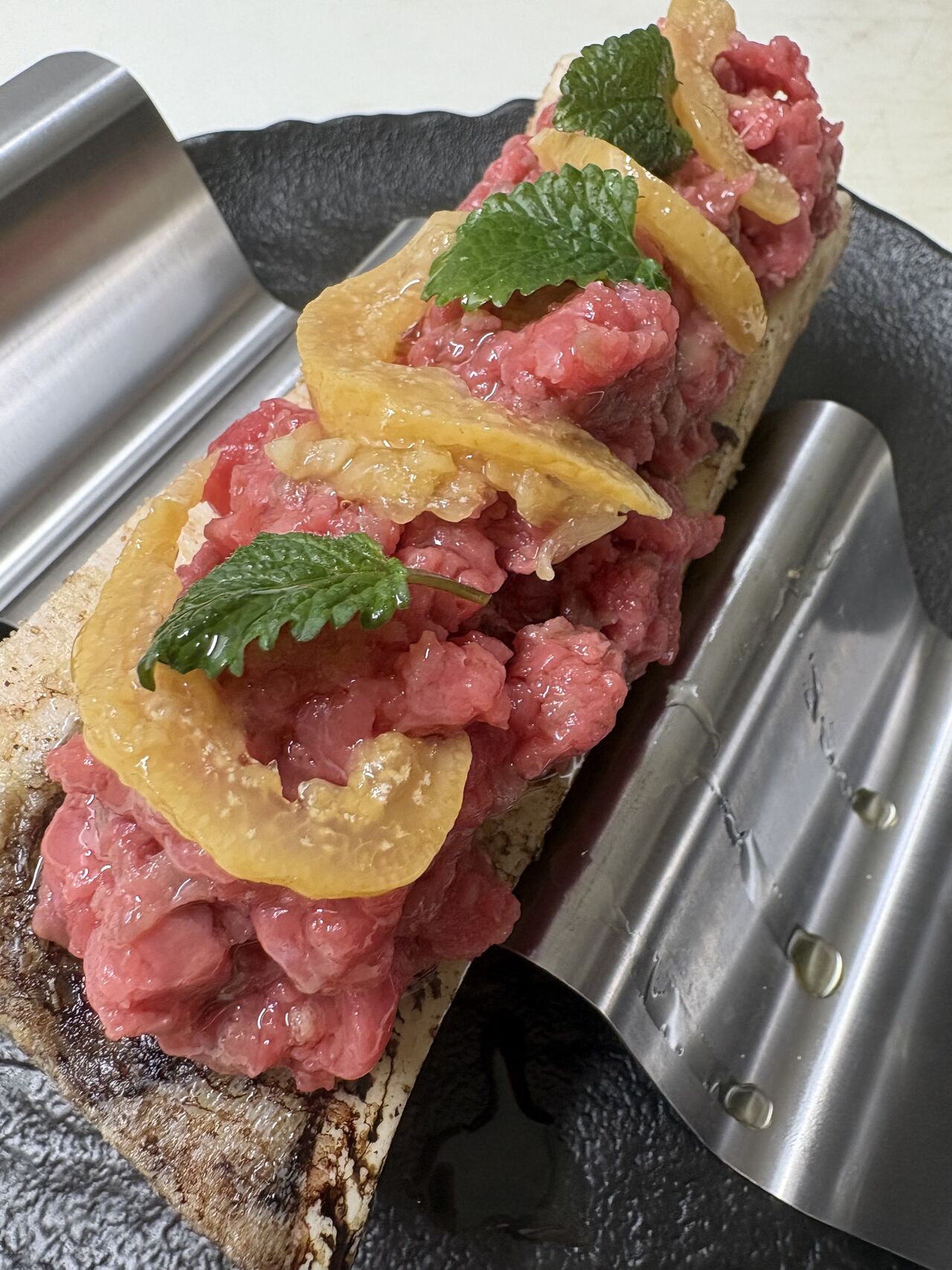 MIDOLLO AL FORNO, TARTARE DI MANZO E LIMONE AL SALE
