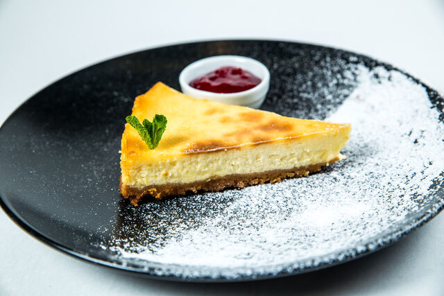 Чізкейк з малиновим соусом.