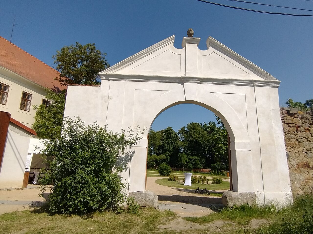 Brána do zahrada správního úřadu