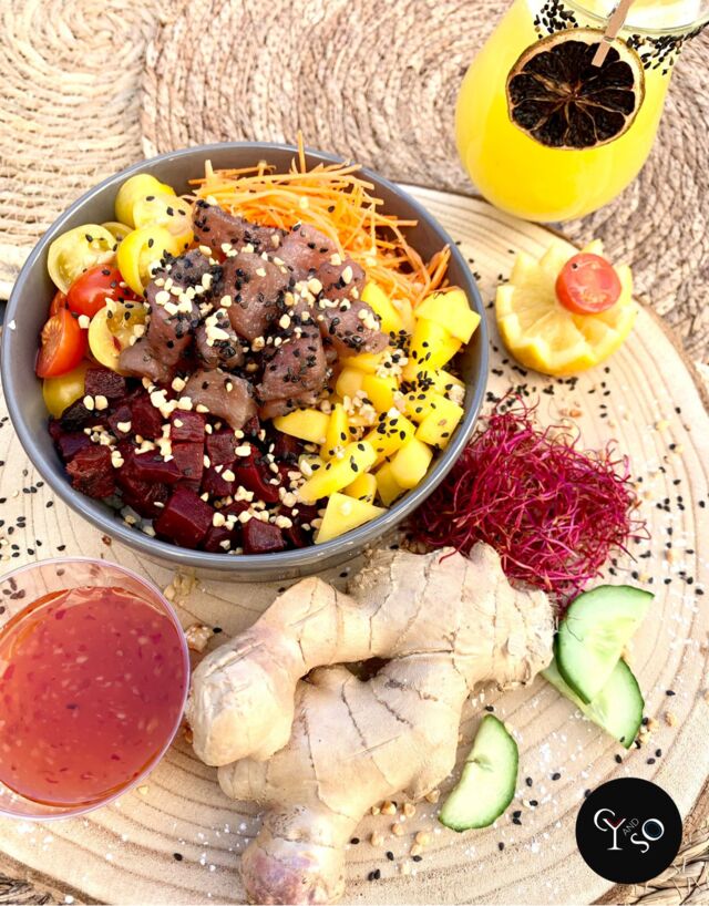 Tuna bowl •
Thon mariné à l'huile de sésame, sésame grillé, mangue, tomates, carottes, betteraves et noix de cajou.