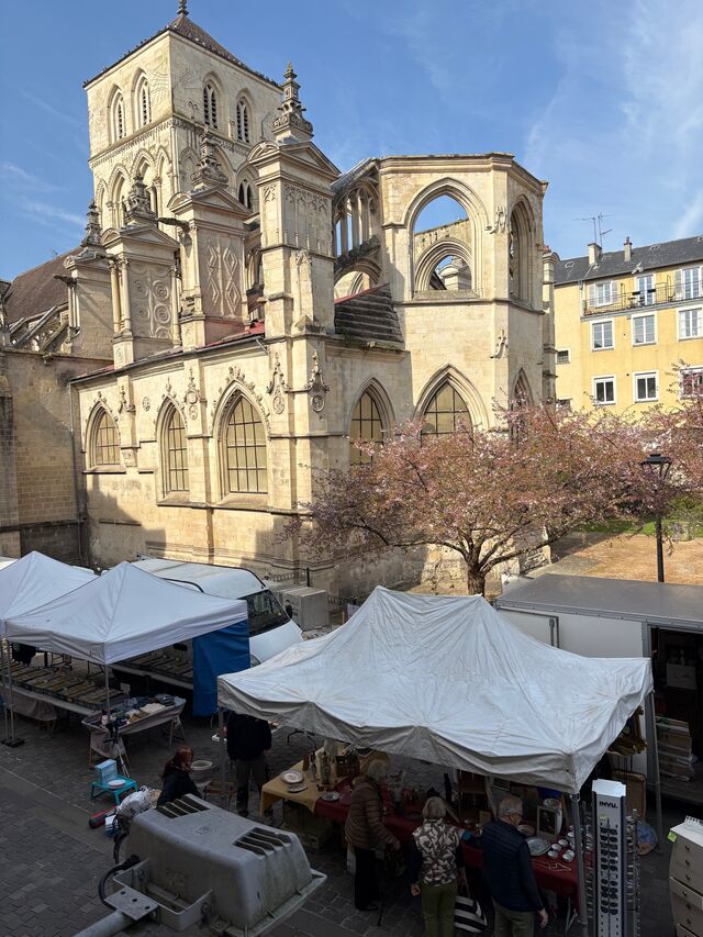 Jour de marché rue Saint Sauveur