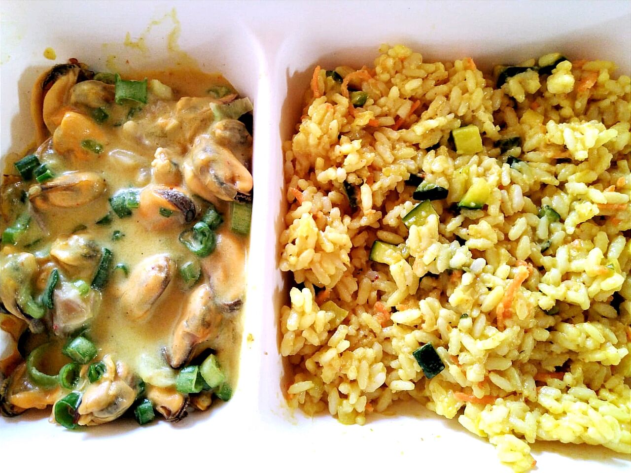 Fricassé de moules, poisson cuit en basse température, sauce moule, curry, citron vert, riz au curcuma, courgettes, carottes 