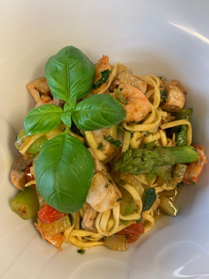 Frühling ist Spargelzeit. Besonders harmonisch und gesund ist die Kombination mit … Fisch, Garnelen und Pasta.