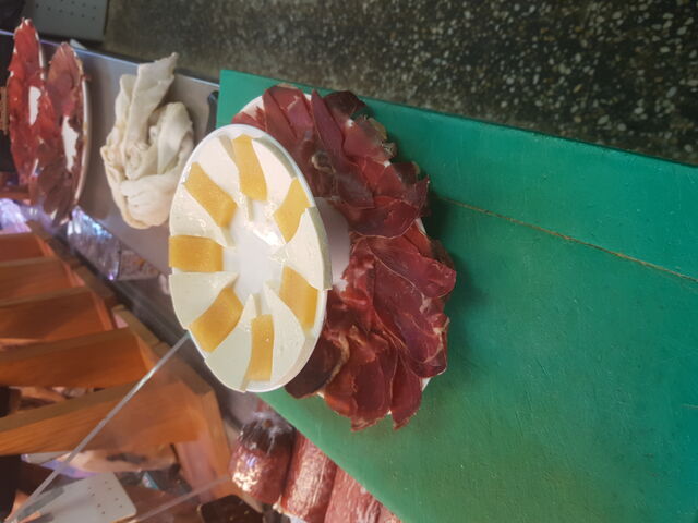 Cecina con queso fresco y membrillo 