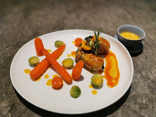 Ballotine de volaille farcie aux épinards et mozzarella accompagnés de carottes rôti, choux de Bruxelles et jus de carotte.