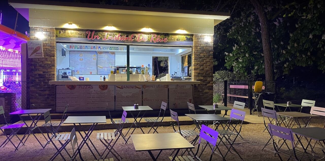 Un Instant de Rêve est ouvert du dimanche au jeudi de 13 à 23H et les vendredis et samedis de 13 à 1H30 avoir soirées musiques