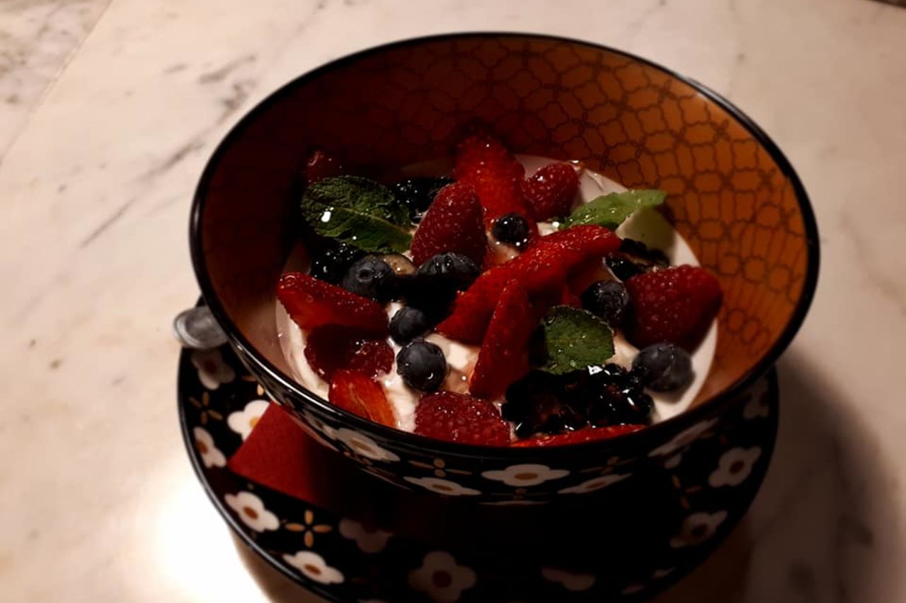 yogurt naturale bio ai frutti di bosco e miele