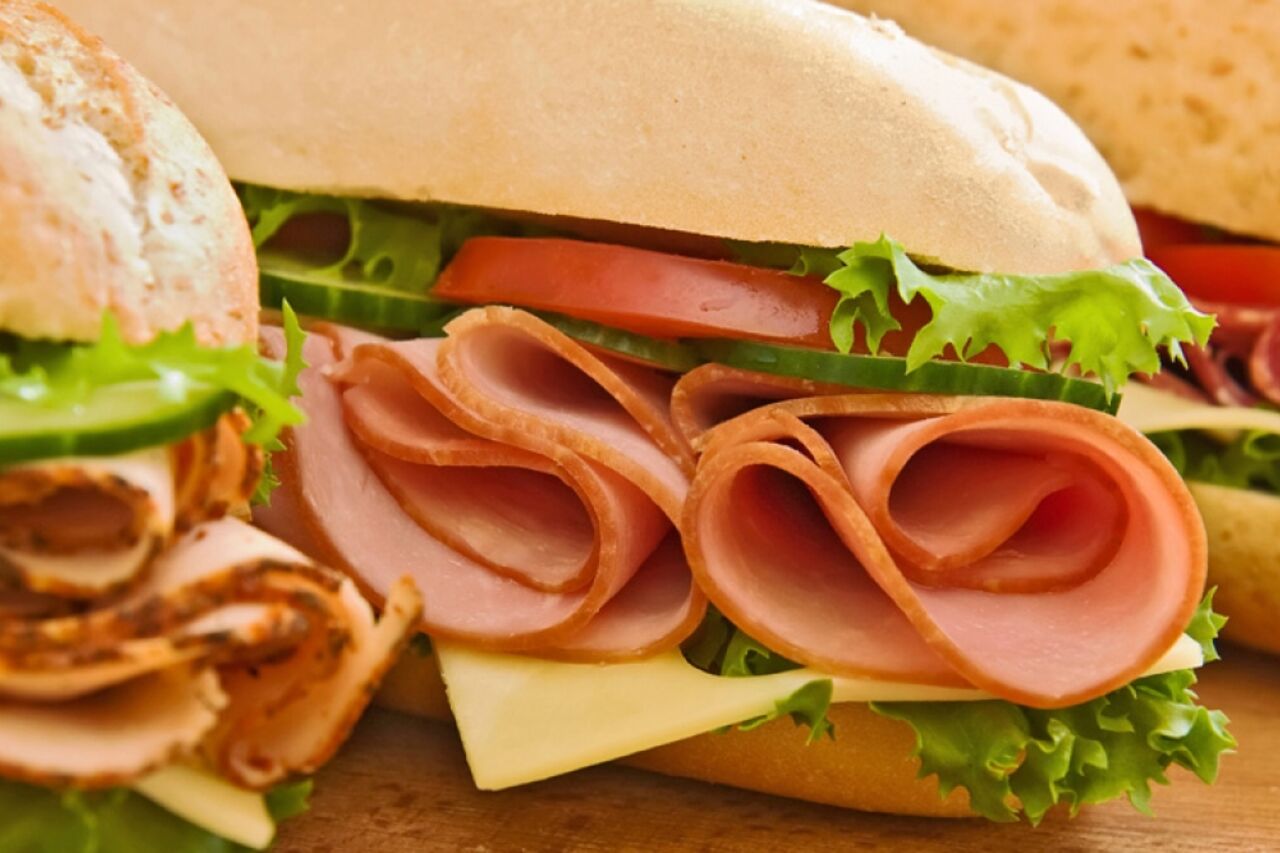 Verse belegde broodjes en snacks