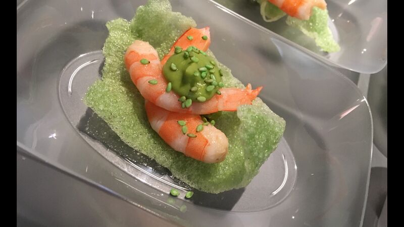 Receptiehapje/Wasabikroepoek met tijgergarnaal en guacomolé