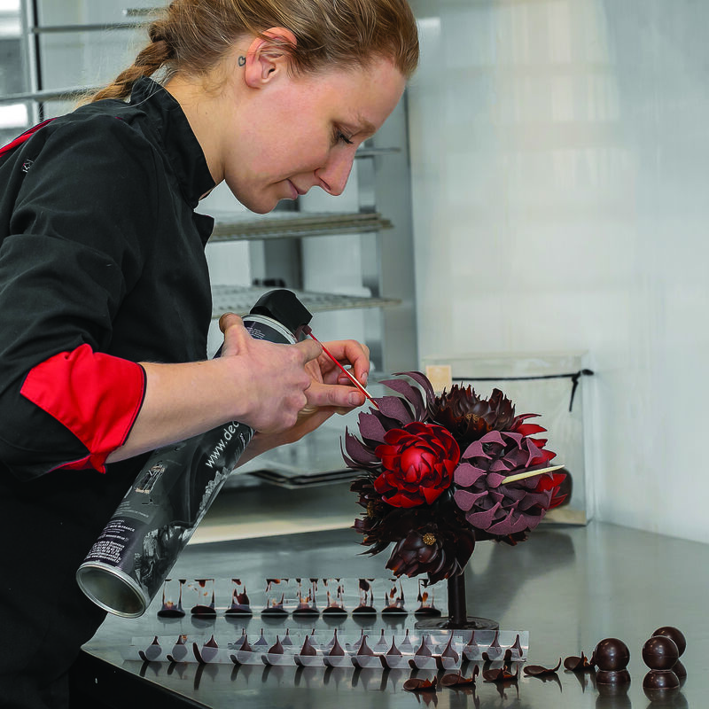 Conception du bouquet de fleurs, pièce centrale de la création réalisée pour la St Valentin 
