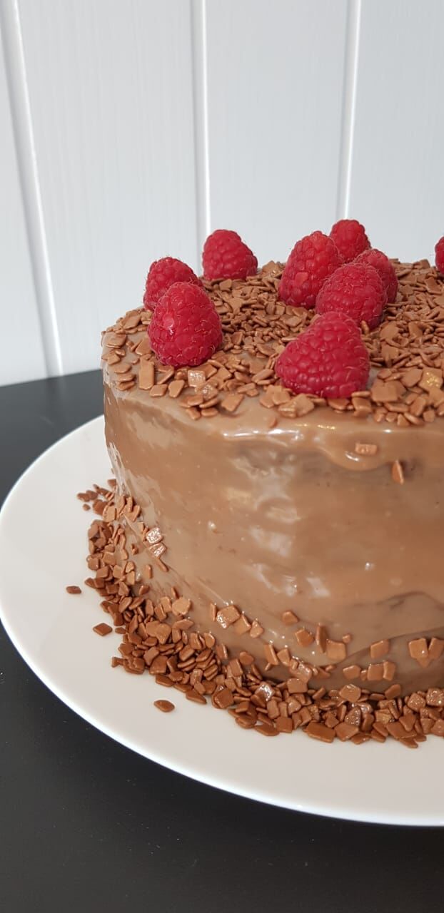 Bolo de Brigadeiro confeitado com muito Chocolate!