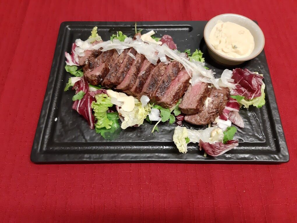 Beefsteak (370 g) grilled on flaming lava stone with homemade sauce