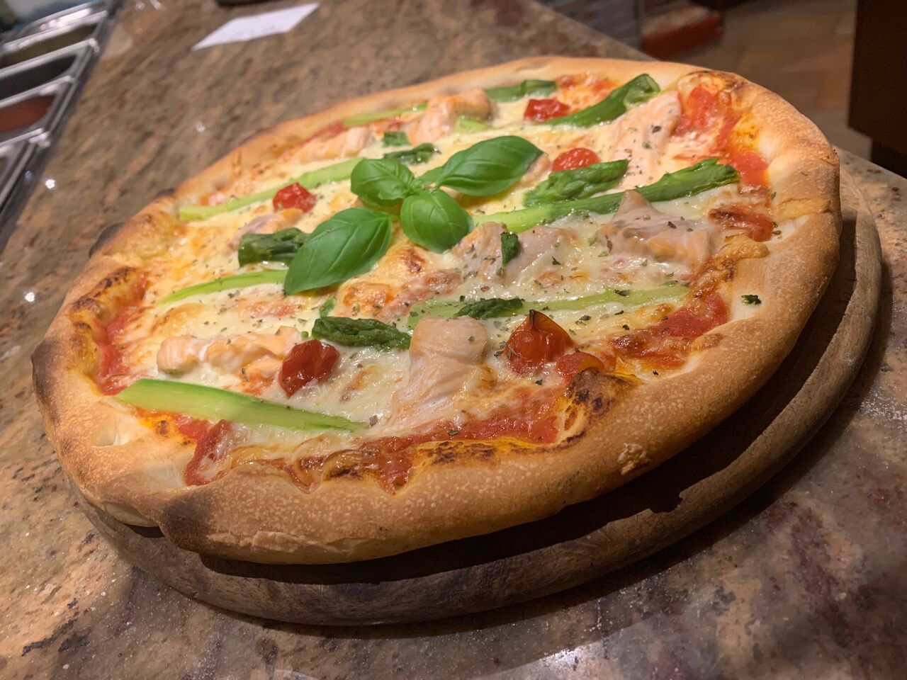 Spargelzeit… Probieren Sie unsere leckere Pizza mit grünem Spargel und Lachs
- da freuen wir uns jedes Jahr !