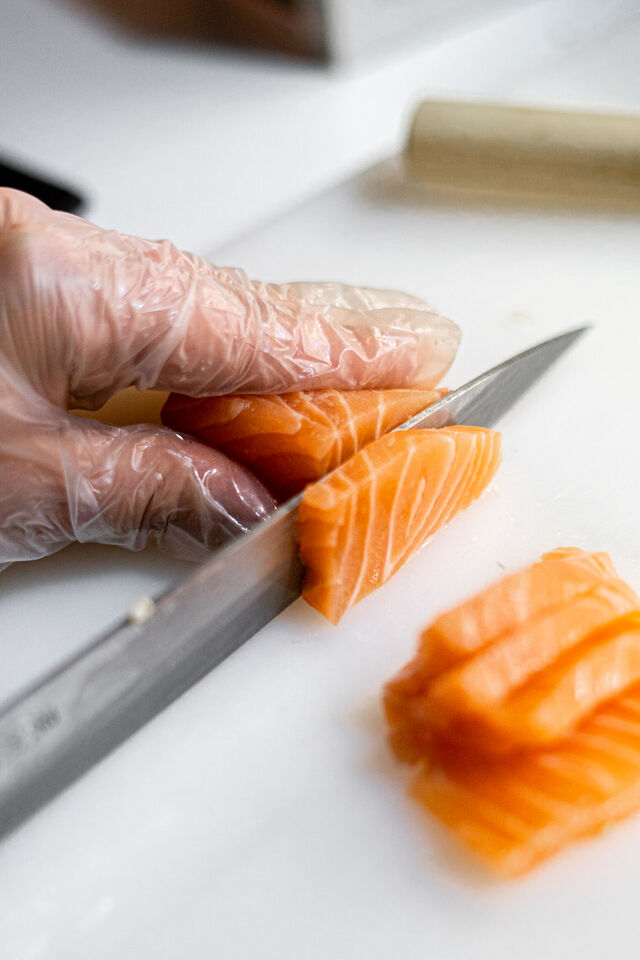 DÉCOUPE DU SASHIMI DANS LE COEUR DU FILET ...