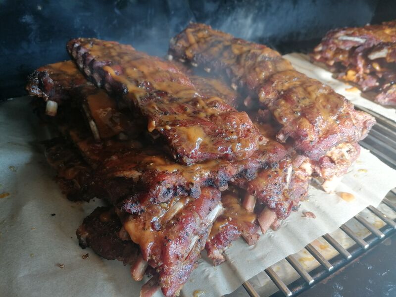 Spare Ribs, fertig gegart und mariniert, bereit zum Verzehr!