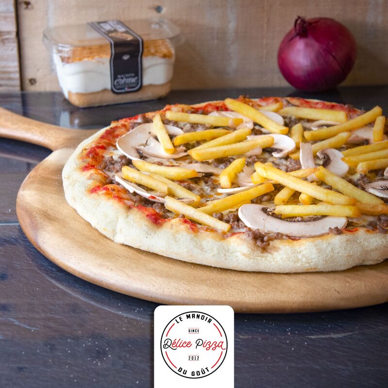 L’AMÉRICAINE : sauce tomate, mozzarella, champignons, viande hachée, origan, frites. 