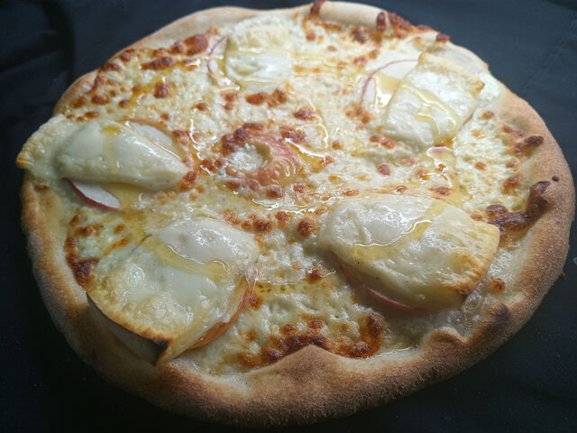 La Couserans: base creme,Mozzarella,fromage mixte brebis vache,Pomme cuite maison,Miel.19.50€