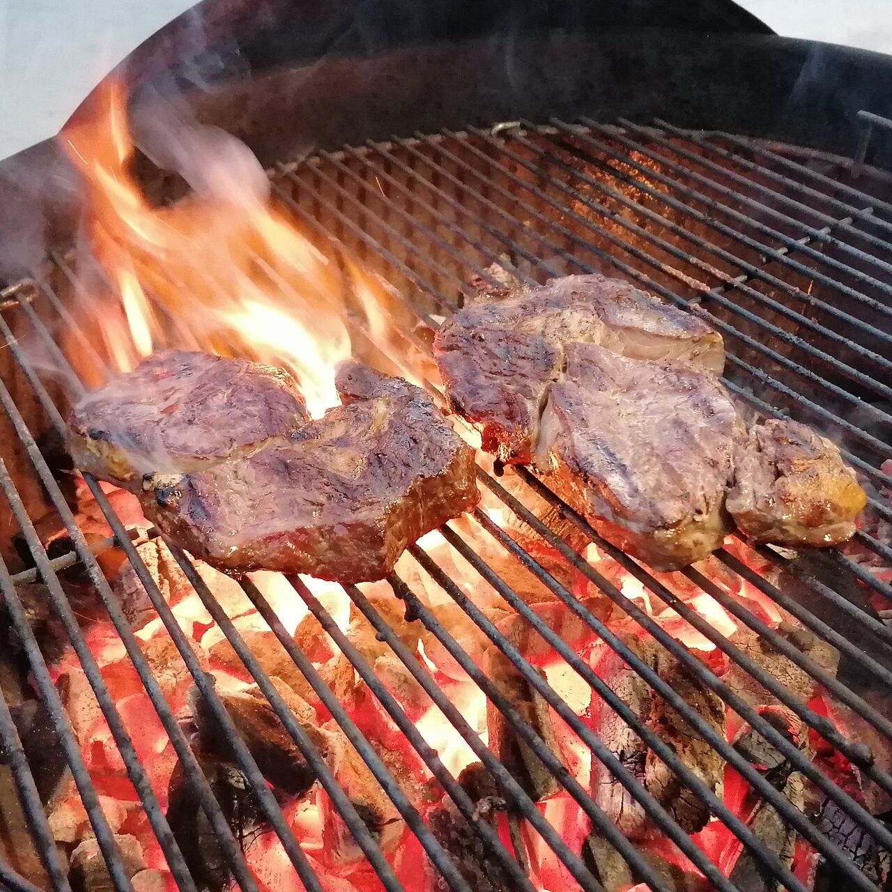 Das finishing bestimmter Steaks auf Holzkohle
