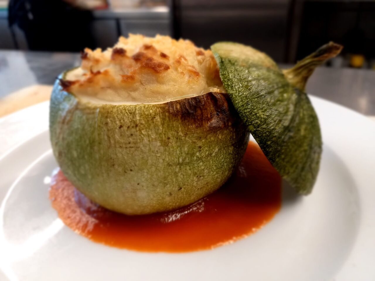 Zapallo relleno de brandada de merluza.